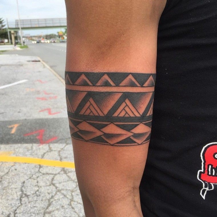 tatouage-tribal-bras-homme