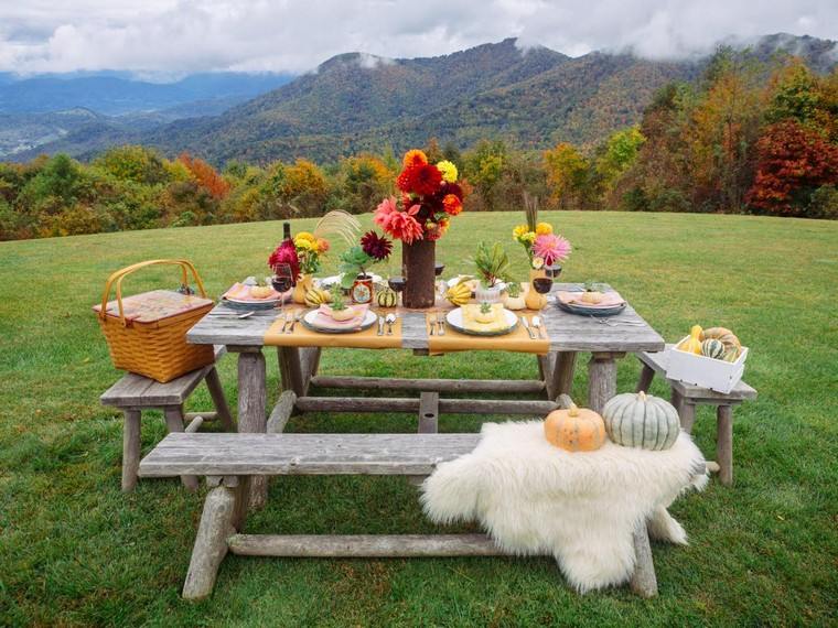 table déco automne citrouilles fleurs table bois rustique banc jardin