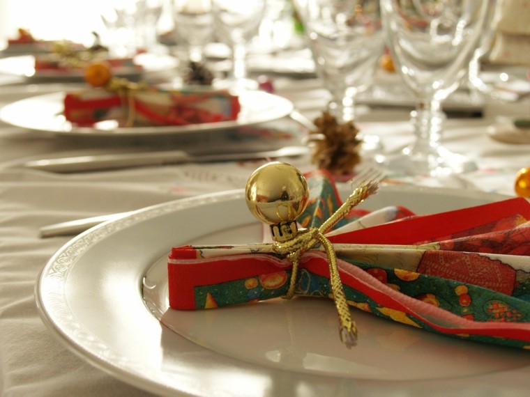 décoration de table de noël boule-doree-serviettes-rouges