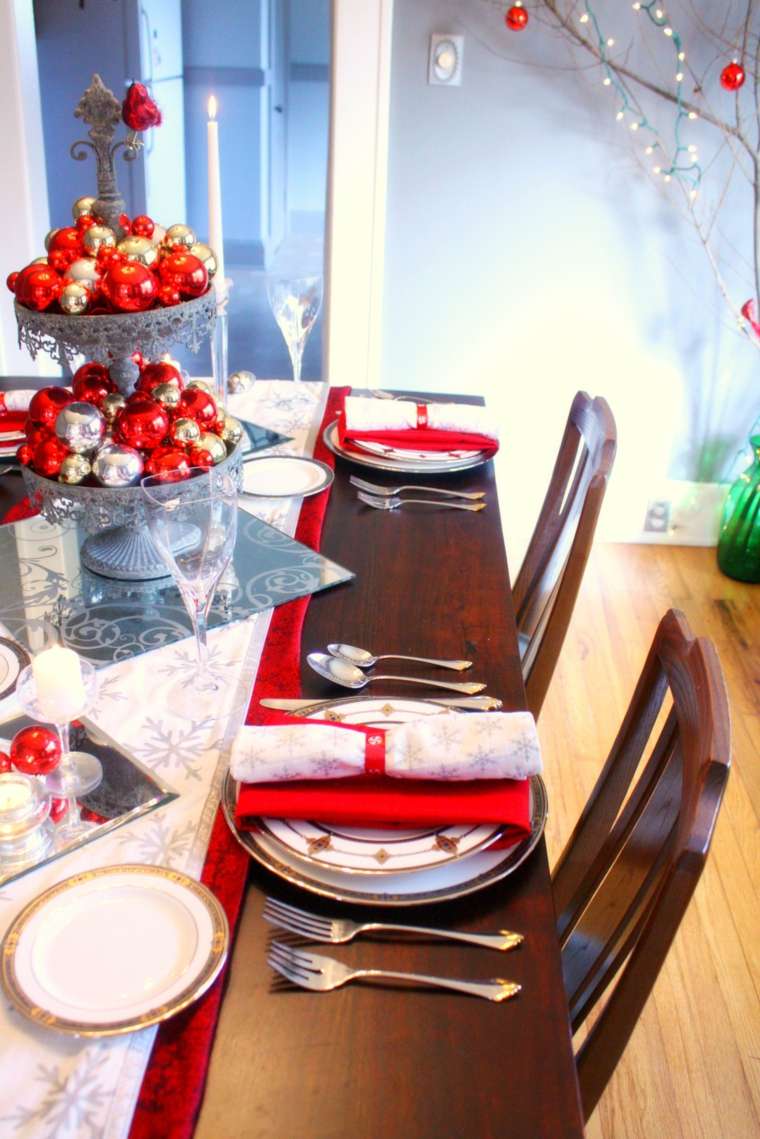décoration de table de noël boules-rouges-argentees-dorees