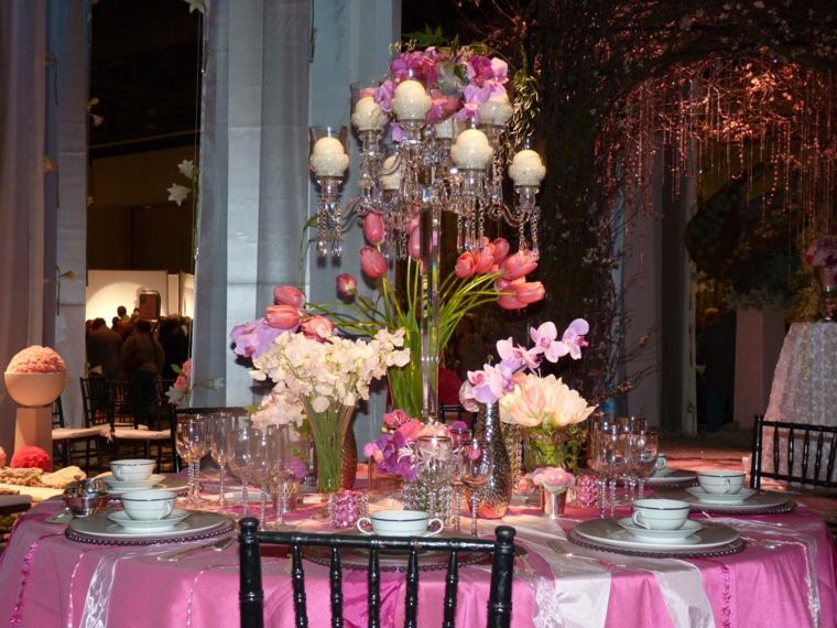 décoration de table de noël florale-rose-blanc-lilas-cristaux