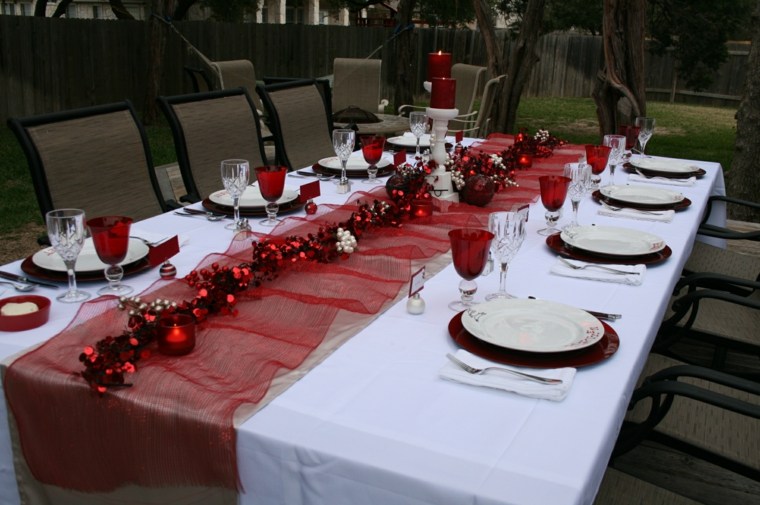 décoration de table de noël plusieurs-rouge-nappe-blanche