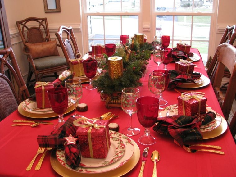décoration de table de noël rouge-classique