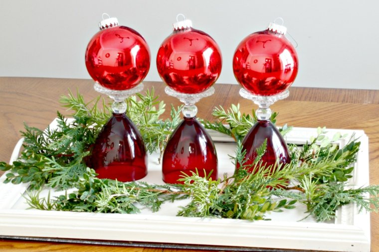 décoration de table de noël simple-boules-rouges-sur-verres