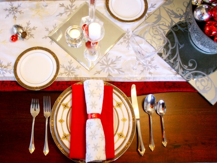 décoration de table de noël simple-stylee-rouge-blanc-argent