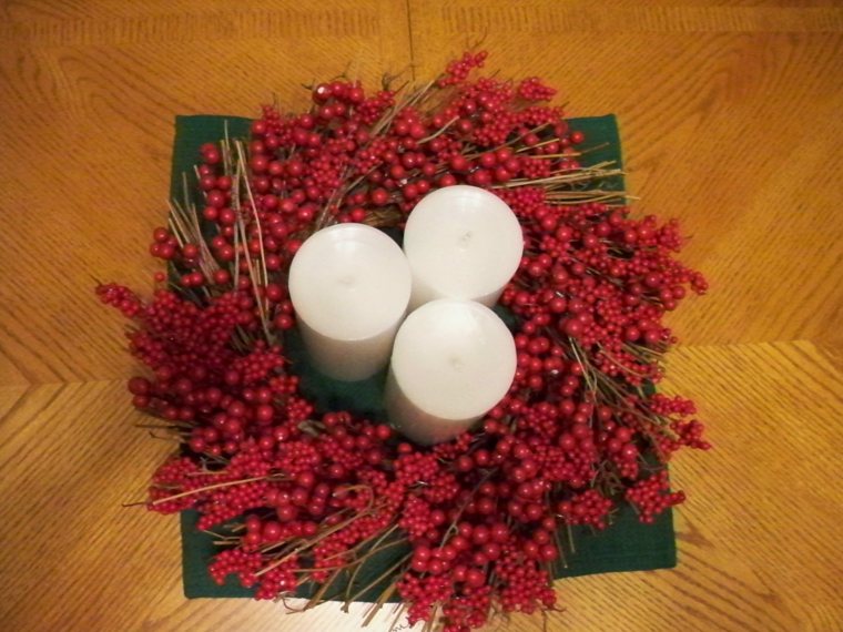 décoration de table de noël trois-bougies-blanches-fruits-rouges