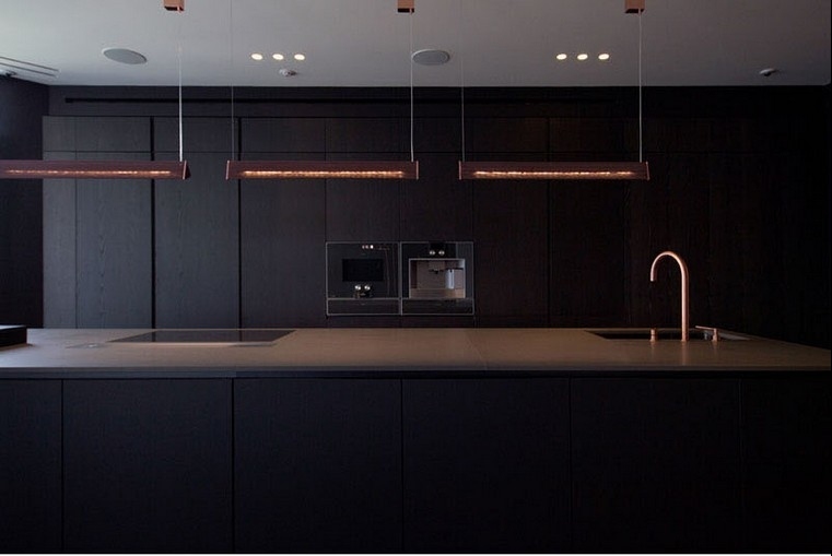 appartement rénové design cuisine plan travail luminaire cuivre 