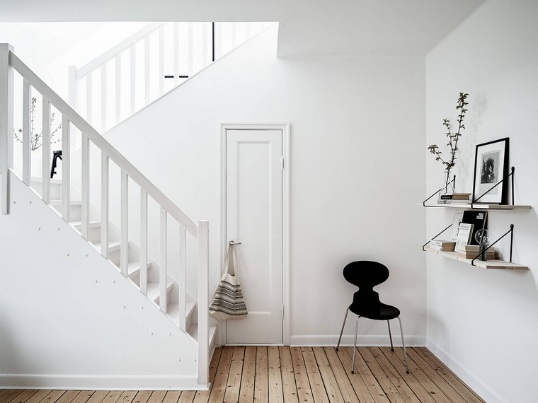 design suédois déco étagères rangement bureau parquet bois chaise noire