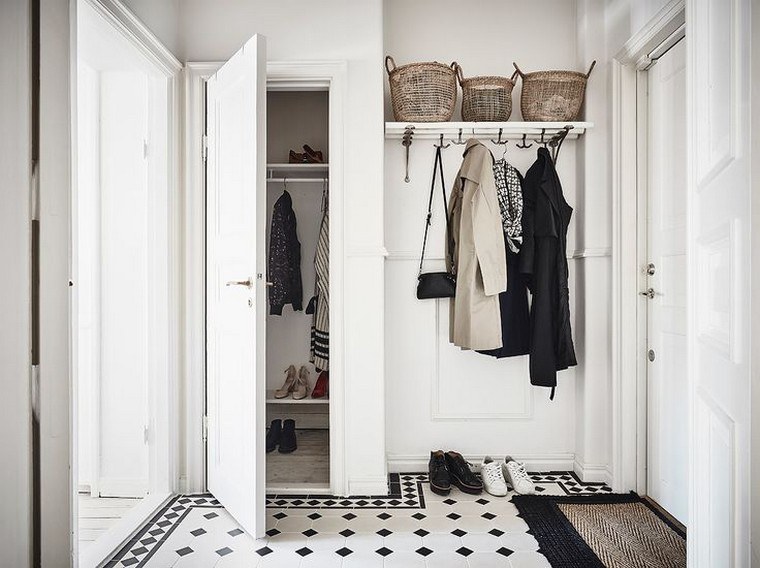 design suédois intérieur déco carrelage noir blanc entrée porte manteau