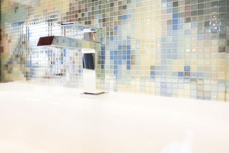 faïence salle de bain mosaique-revetement-mural-tendance