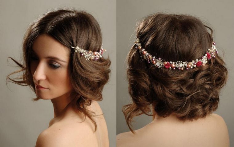 idee-coiffures-pour-noel-cheveux-courts-boucles-diademe