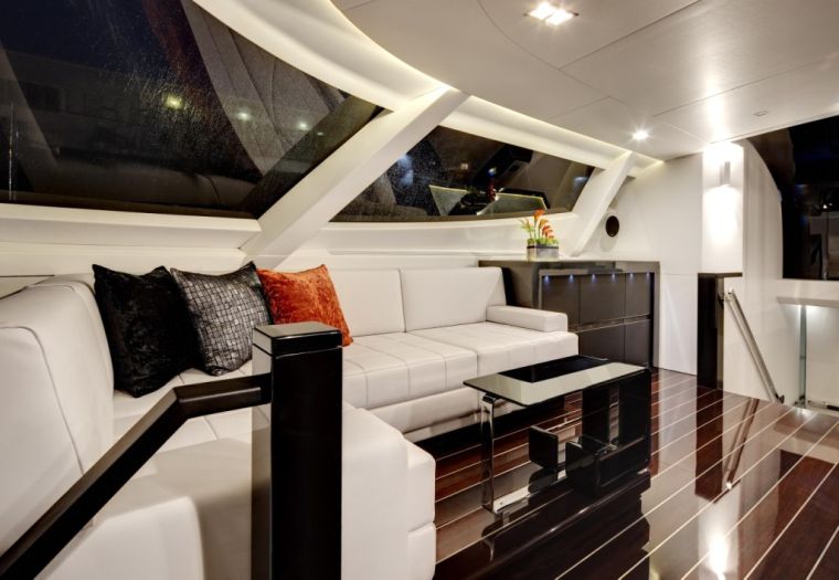 interieur-bateau-de-luxe-salon-petit-espace