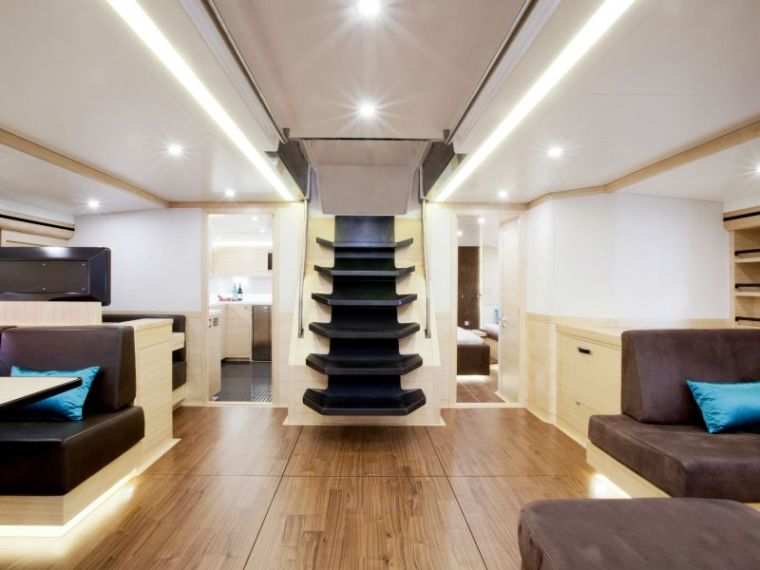 interieur-bateau-luxe-amenagement-escalier-petit-espace