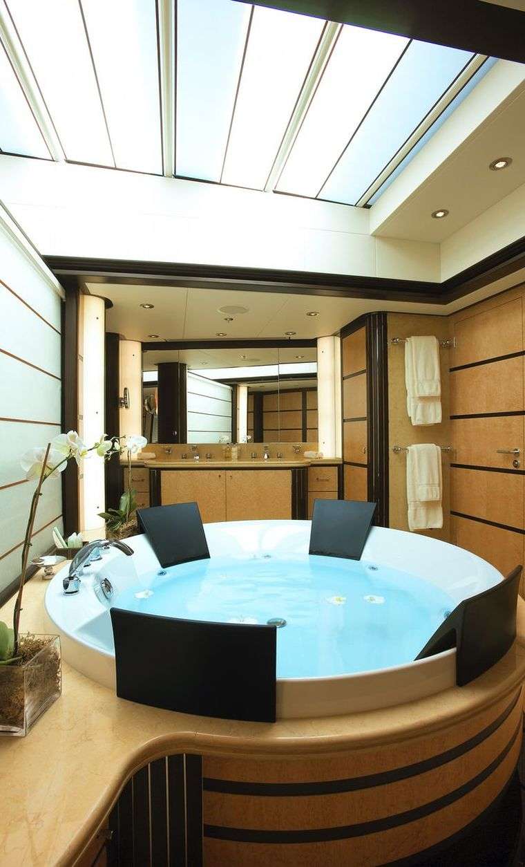 intérieur yacht de luxe salle-de-bain-deco-jacuzzi