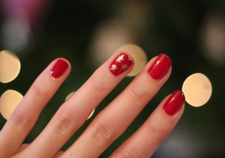 ongles-decoration-noel-rouge-idees