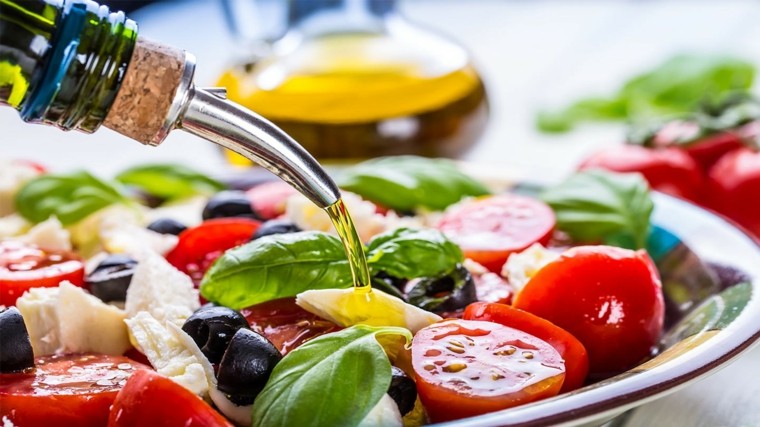 régime méditerranéen salade-grecque-huile-olive-abondance
