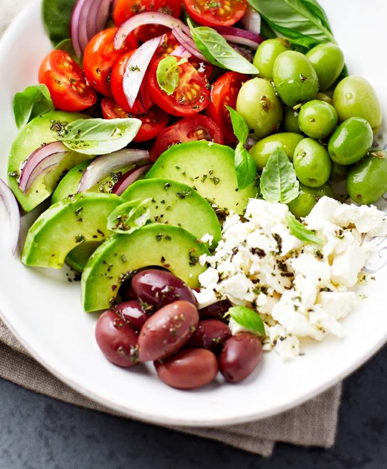 régime méditerranéen salade-olives-fromages