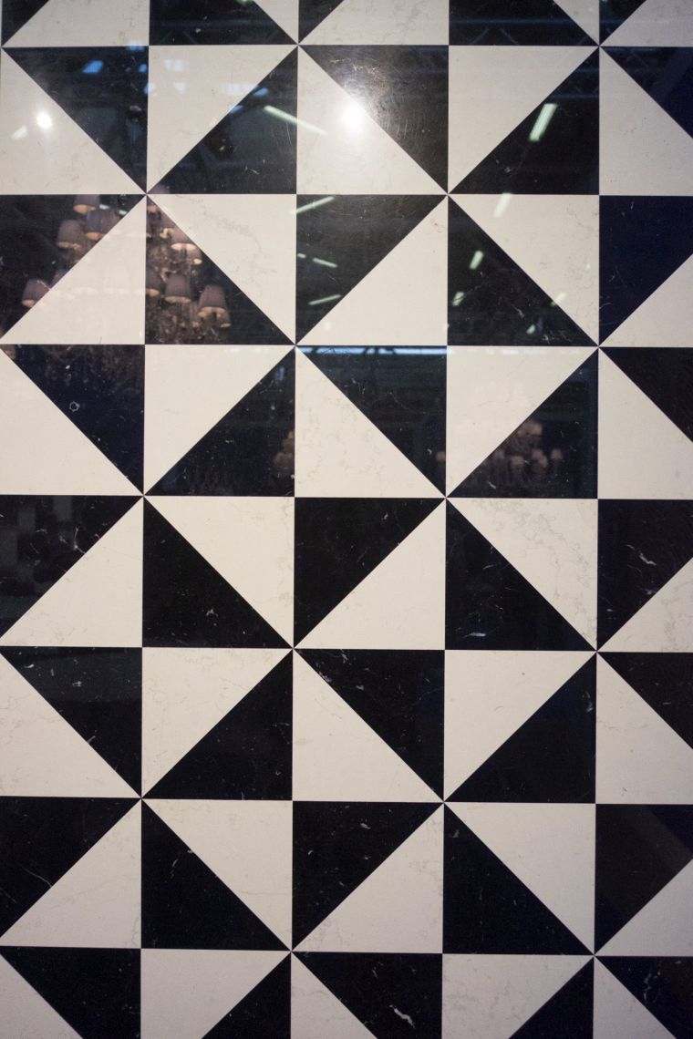 salle-de-bain-deco-murale-noir-et-blanc-carrelage-damier