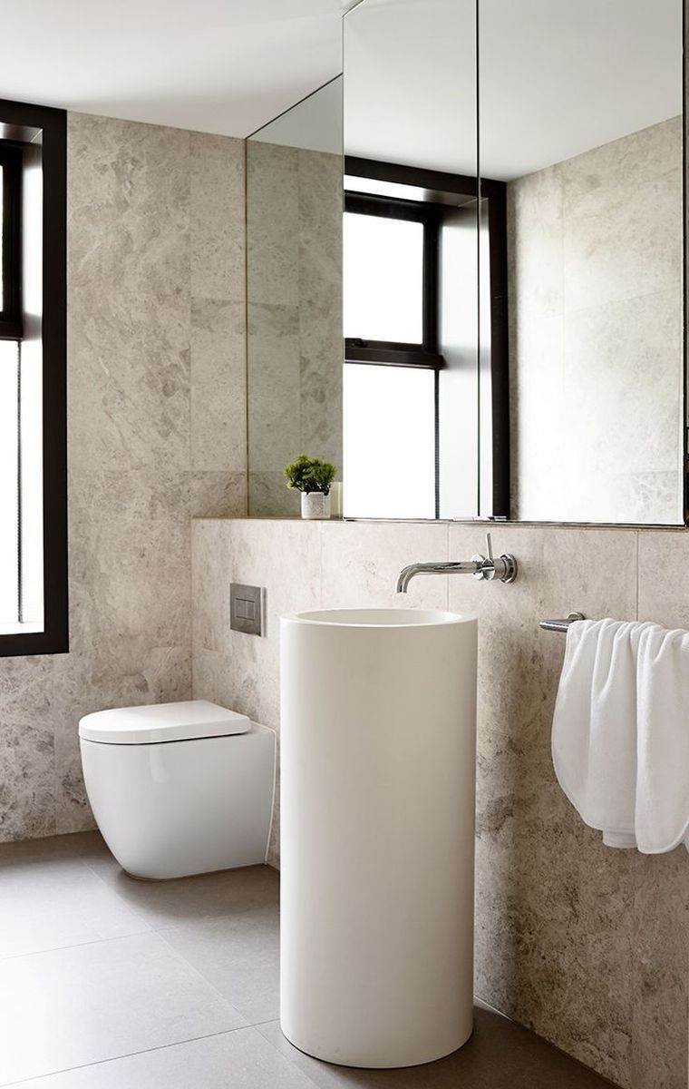 toilette-suspendue-amenagement-salle-de-bain-petit-espace-pierre-beige