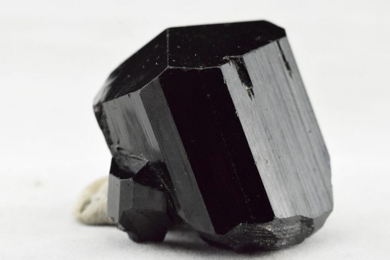 tourmaline-noire-cristaux-guerison-proprietes-signification