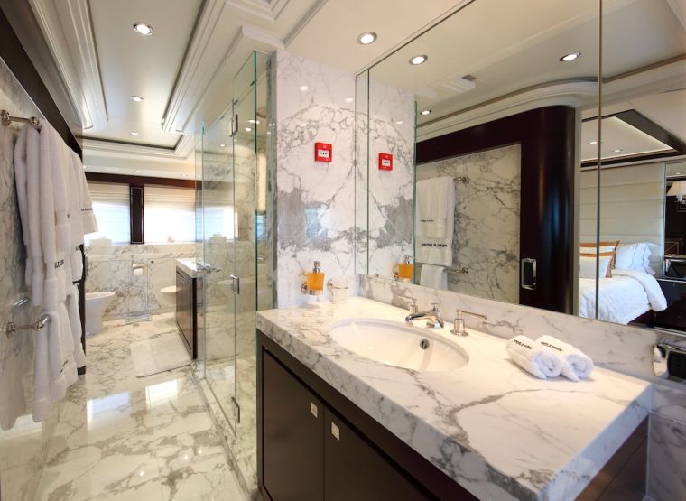 yacht-de-luxe-image-interieur-salle-de-bain-marbre