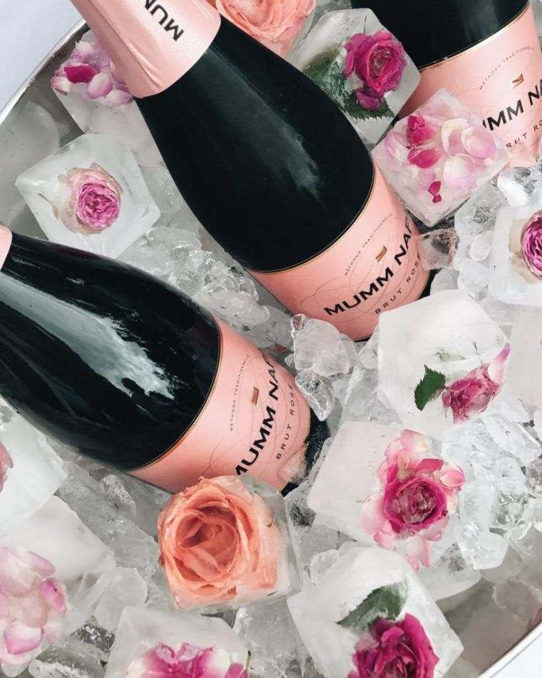 idee-deco-table-reveillon-nouvel-an-champagne-glacons-fleurs