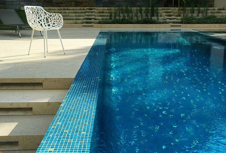piscine-maison-architecture-moderne-chaise