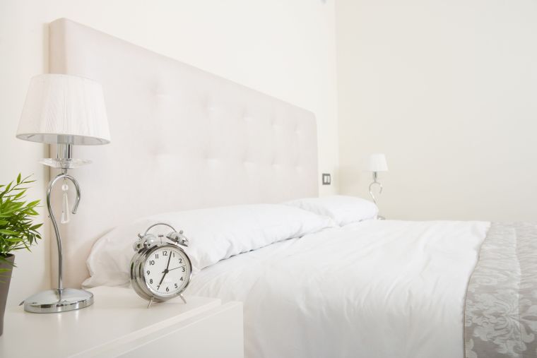 chambre-couleur-blanche-idees-decoration-moderne-couches-nuances-claires