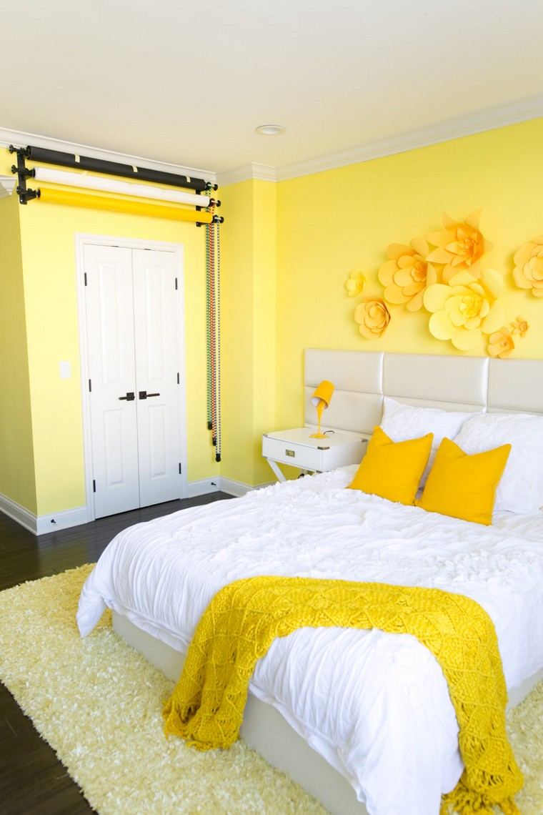 déco chambre jaune tête de lit idée coussins rideaux