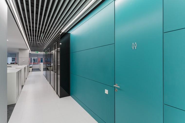 couloir-bureau-faux-plafond-design-contemporain-moderne