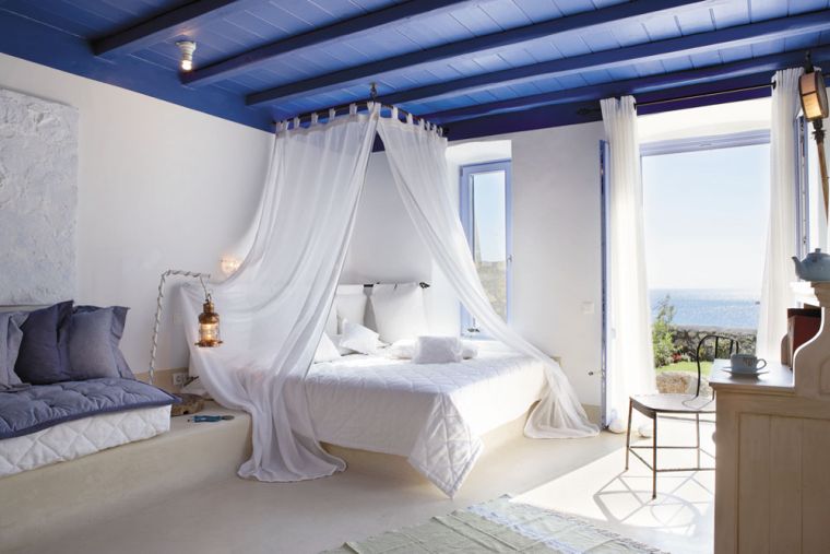 deco-de-chambre-blanche-style-mediterraneen-plafond-bleu-lit-baldaquin