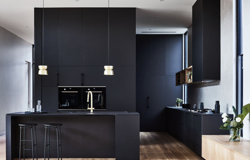 maison australienne cuisine noire matte design ilot luminaire suspension