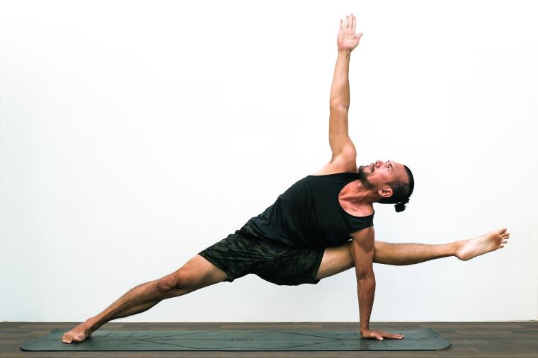 yoga equilibre-force-homme-flexibilite