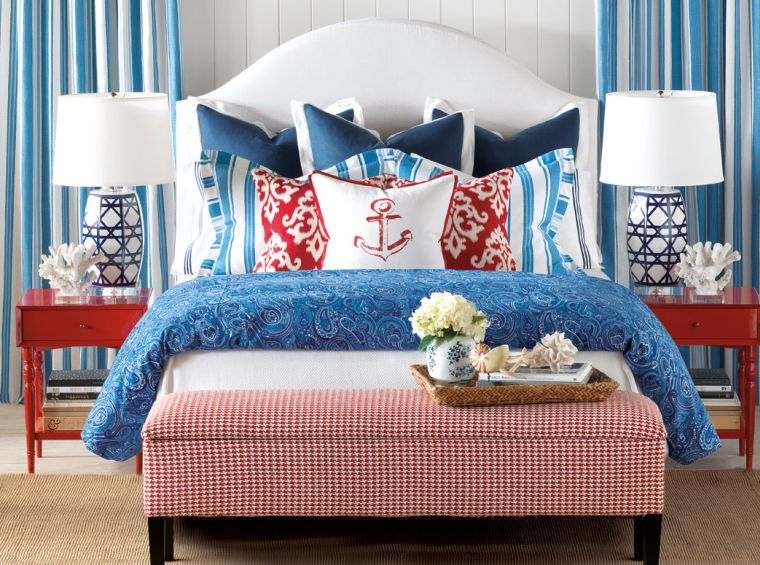 idee-deco-bord-de-mer-chambre-a-coucher-textiles-blanc-bleu