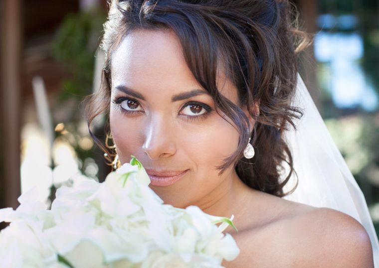 idee-maquillage-de-mariage-peau-yeux-noirs
