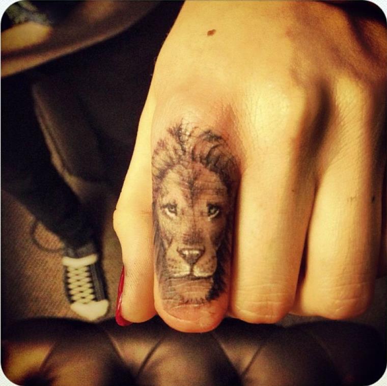 idee-tattoo-lion-doigt