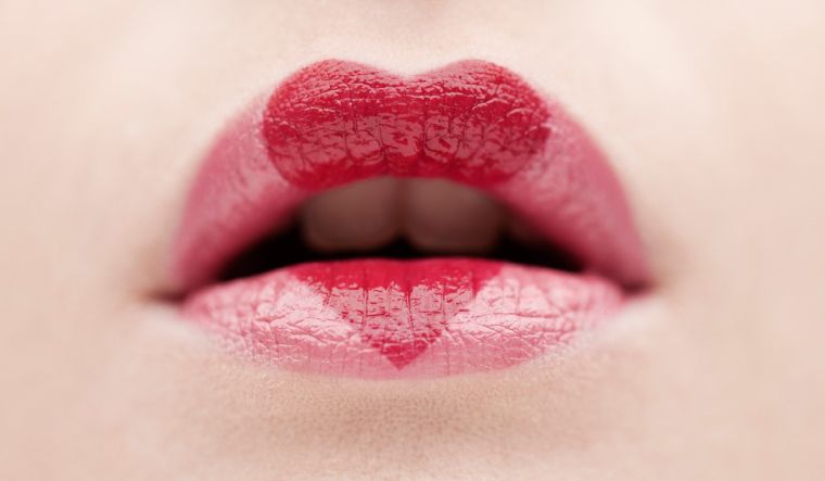 lèvres pulpeuses maquillage-astuces-application-rouge-a-levres