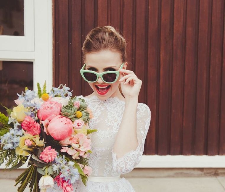 mariee-avec-lunettes-de-soleil-look-joyeux-fleurs