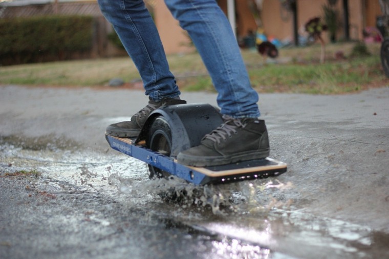 onewheel skateboard dans-eau
