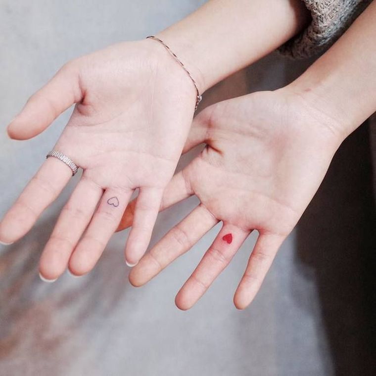 petit tatouage discret couple-doigts-coeur