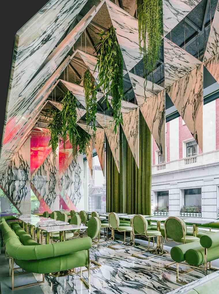 restaurant madrid romola-andres-jaque-designboom-meubles-plafond-triangles-marbre