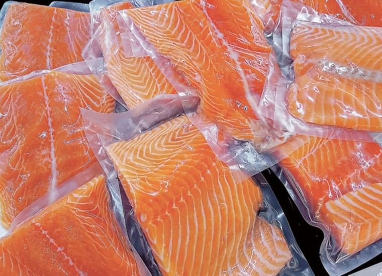 saumon frais vente coupé peau enlevé