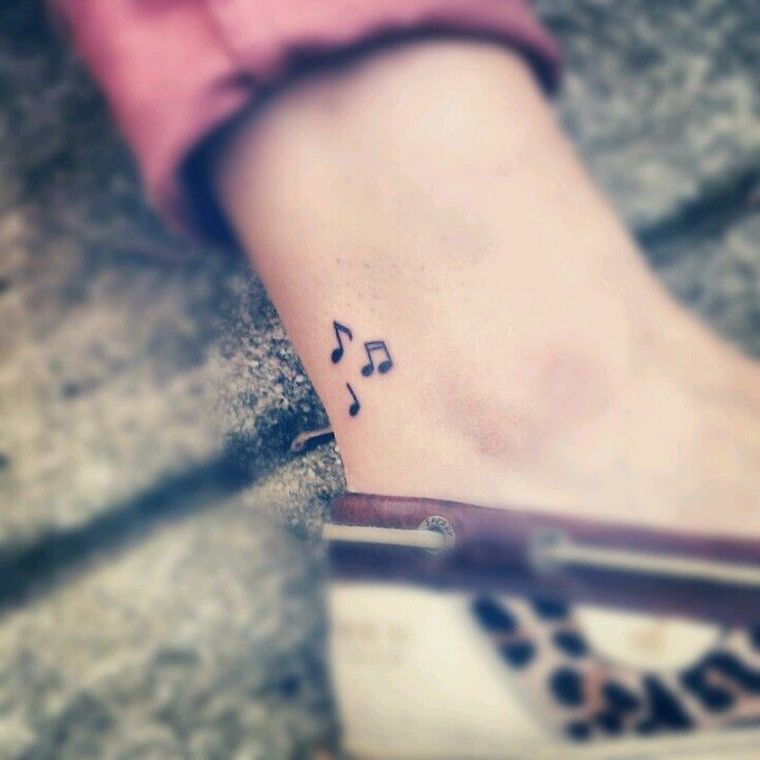 tatouage-discret-note-musique-pied-femme