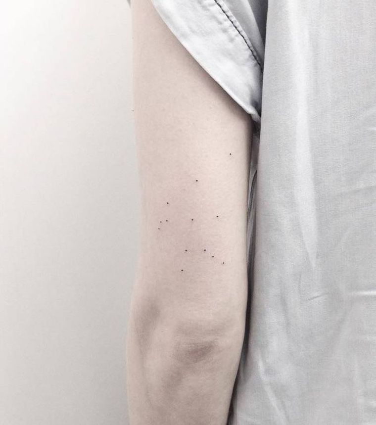 tatouage-femme-bras-idee-discrete-constellation