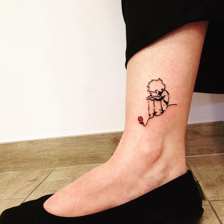 tatouage-minimaliste-pied-femme-petit-prince