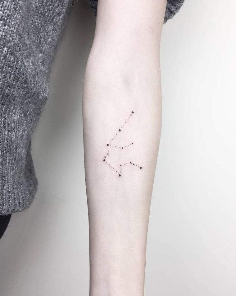 tatouages-discrets-pour-femme-constellation-bras