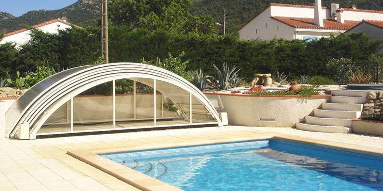 abri de piscine motorisee-telecommande-materiaux-avantages