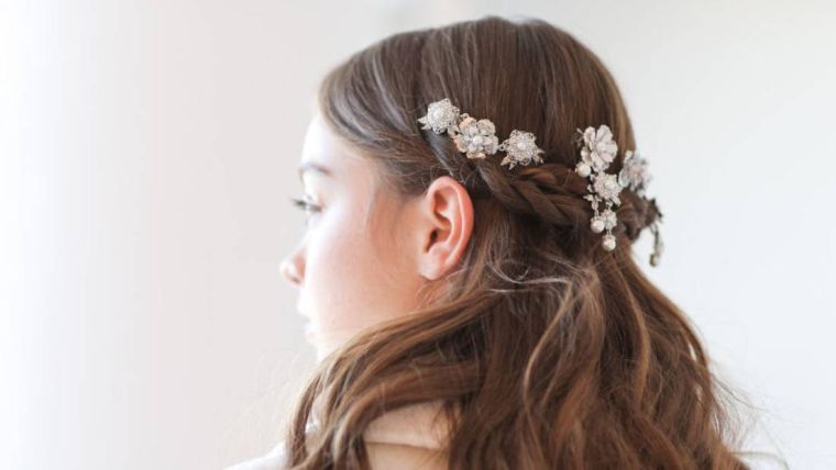 accessoires-coiffure-mariee-2018-tendance-fleurs-chaine-cheveux-mi-long-semi-attaches