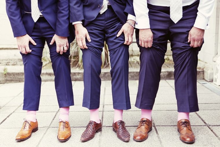 costume homme mariage tendance-accessoires-chaussettes-roses