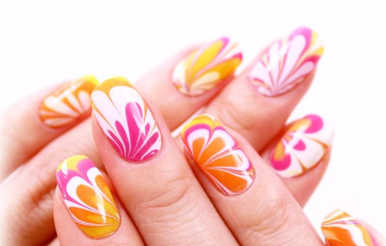 couleur-ongles-decoration-florale-rose-orange-motif-floral